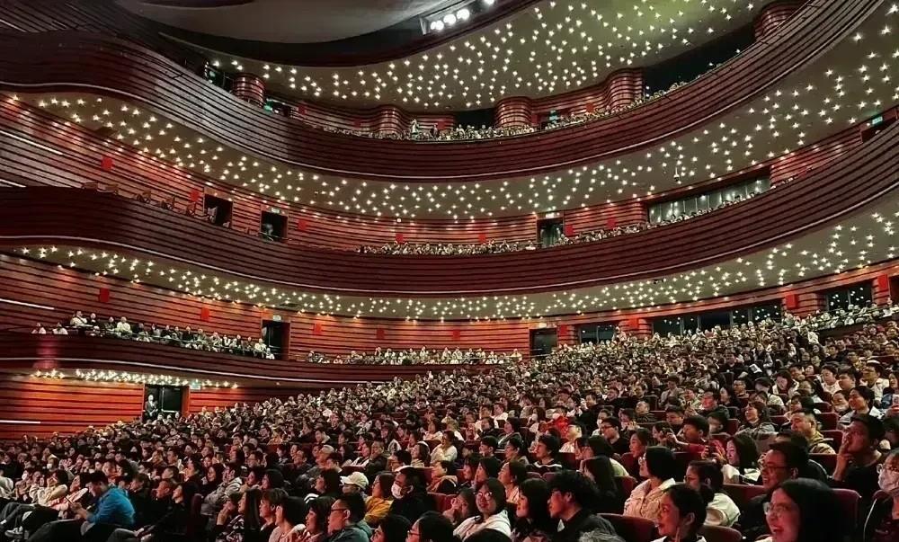 利记官方网站-观众席上掌声阵阵见证历史瞬间