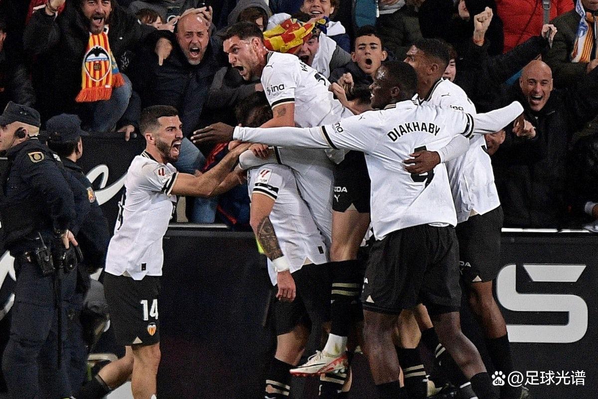 利记官方网站-瓦伦西亚教练组举行战术讨论会