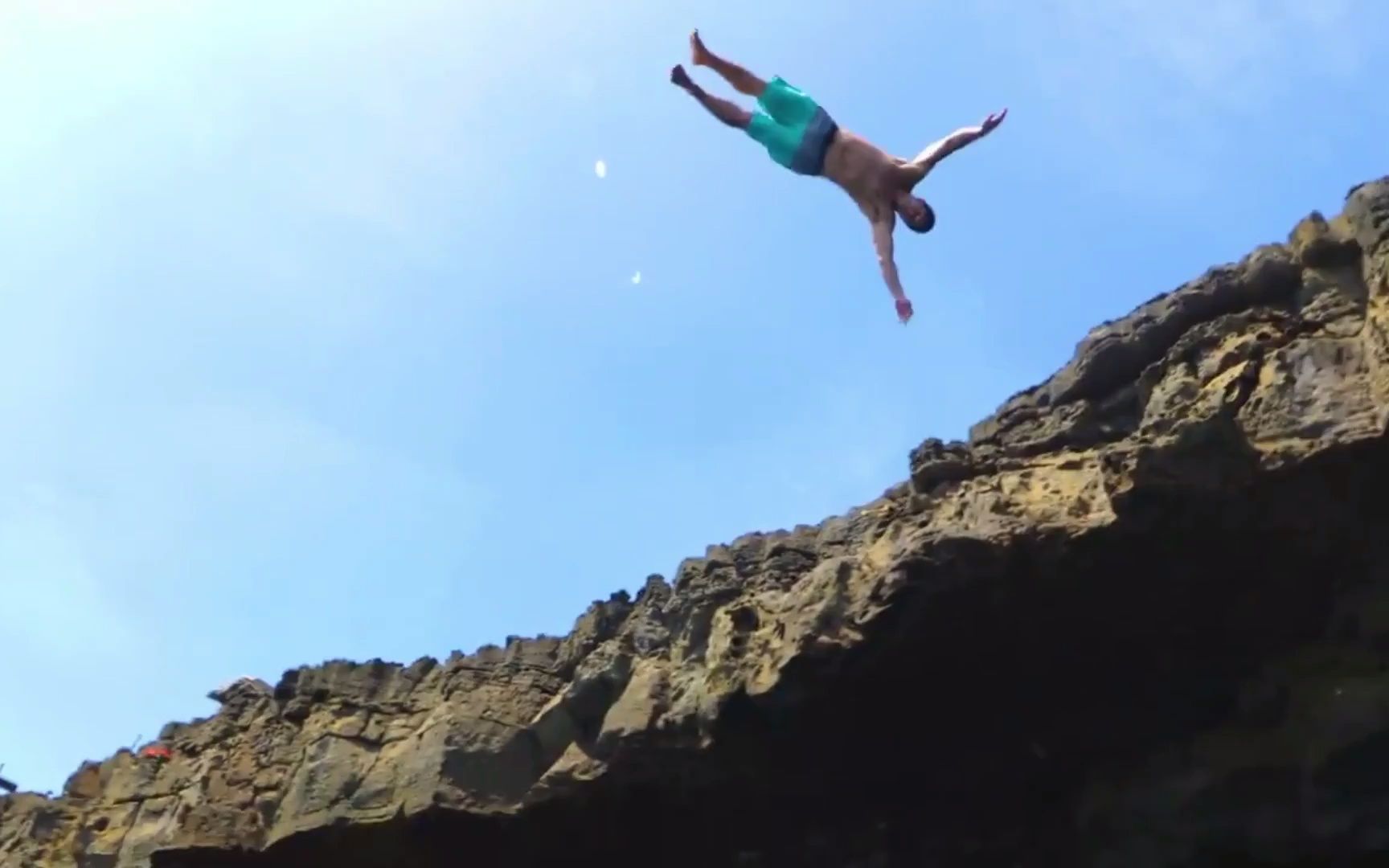 利记官网-跳水比赛选手高空飞跃,完美落水赢得评委好评